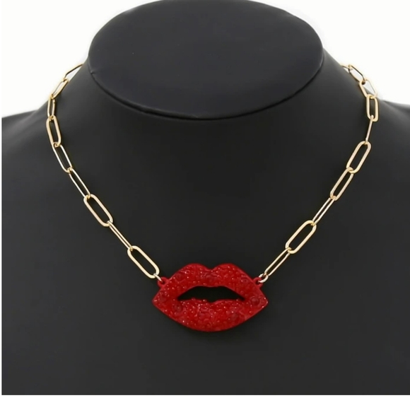 Viola Lips Pendant Short Chain Necklace Set - Picture 10 of 10